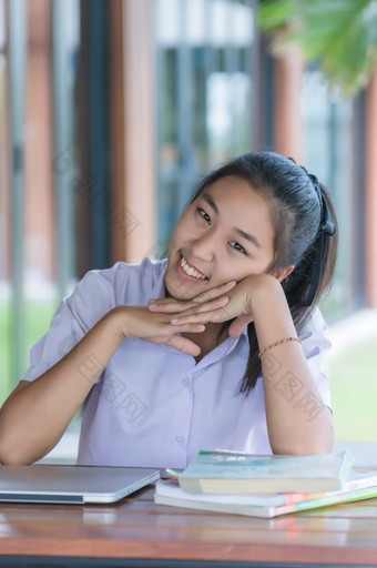 年轻的亚洲大学<strong>学生</strong>统一的美丽的女孩放松和微笑使用移动PC电脑咖啡商店为学习在线休闲业务社会会议<strong>教育</strong>概念<strong>教育</strong>概念