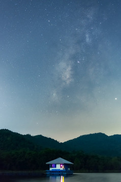 淮河王储层晚上的布满星星的天空与反射美丽的乳白色的道路星系与星星和空间灰尘暴露长速度成的梦想与乳白色的道路星系