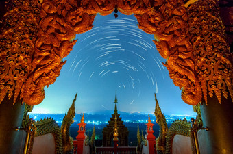 龙雕像什么phra那二phra陈寺庙美塔lampang泰国晚上与明星尾巴天空什么phra那二phra陈寺庙晚上