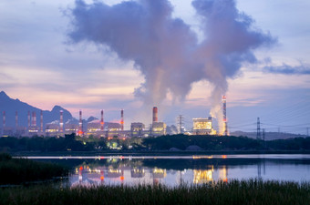 蒸汽烟雾以上的煤炭权力植物大区域的机工作生成电的美丽的早....与雾和云空气污染烟雾空气以上燃煤权力植物