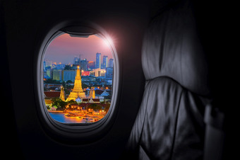 飞机室内与窗口视图什么阿伦的寺庙黎明引人注目的结构具有里程碑意义的泰国概念旅行和空气运输旅行和运输概念