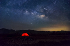 红色的帐篷储层下乳白色的道路星系与星星和空间灰尘的宇宙长速度曝光与噪音跟踪汤帕特美卫生部lampang泰国乳白色的道路