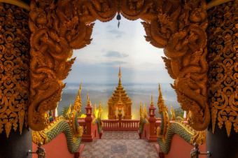 美丽的早....景观与雾什么phra那二phra陈寺庙美塔lampang泰国公共的地方为旅行和敬拜什么phra那二phra陈寺庙