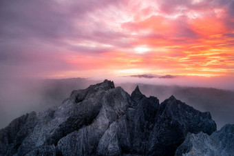 空中视图美丽的岩石早....风景金光日出和的雾流高山想知道雾庞puay美卫生部lampang泰国岩石早....风景与雾庞puay