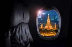 飞机室内与窗口视图什么阿伦的寺庙黎明引人注目的结构具有里程碑意义的泰国概念旅行和空气运输旅行和运输概念
