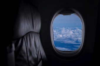 窗口视图从乘客<strong>座位</strong>商业<strong>飞机</strong>与蓝色的天空概念旅行和空气运输旅行和运输概念