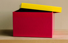 色彩斑斓的纸盒子木表格