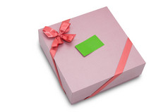 礼物盒子与丝带弓和纸标签孤立的白色