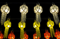 色彩斑斓的挂灯笼照明晚上天空阿来水灯节日北部泰国