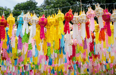 色彩斑斓的挂灯笼照明阿来水灯节日北部泰国