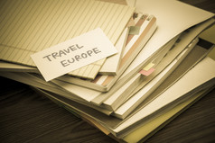 旅行欧洲的桩业务文档的桌子上