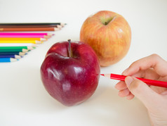 看起来就像画苹果与的彩色的铅笔