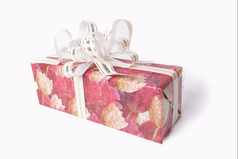 单红色的礼物盒子与银丝带白色背景