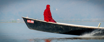 和尚红色的袍坐着摩托艇和尚红色的袍坐着摩托艇吸入湖缅甸缅甸