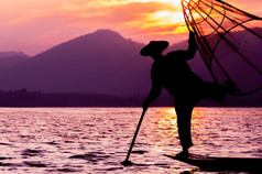 轮廓渔夫日落吸入湖轮廓渔夫日落吸入湖缅甸缅甸