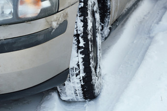 特写镜头<strong>车轮胎</strong>冬天的路覆盖与雪特写镜头<strong>车轮胎</strong>冬天的路覆盖与雪