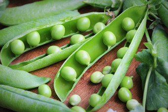 成熟的豆荚绿色豌豆新鲜的绿色豌豆木表格关闭成熟的豆荚绿色豌豆新鲜的绿色豌豆木表格关闭