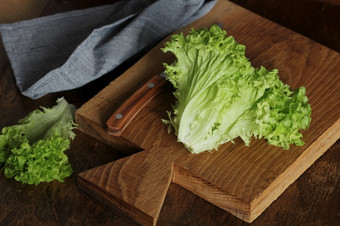 健康的吃概念生绿色有机生菜准备好了切切割董事会与刀健康的吃概念生绿色有机生菜准备好了切切割董事会与刀