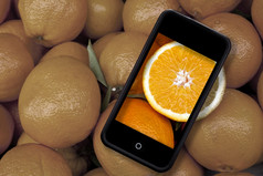 新鲜的橙子而且iphone