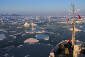 旅游破冰船和海冰的海岸<strong>东部</strong>格陵兰岛