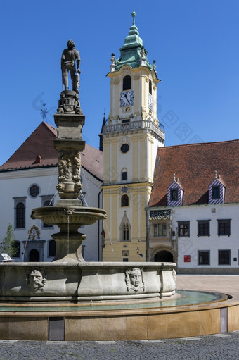 喷泉和的老小镇大厅建筑的“老小镇的区布拉迪斯拉发的资本城市斯洛伐克的老小镇大厅复杂的建筑从的世纪的最古老的城市大厅的国家和一个的最古老的石头建筑仍然站布拉迪斯拉发与的塔被建周围的小镇大厅是创建的世纪连