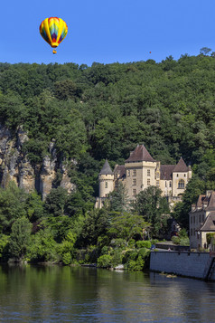 热空气气球以上的村Roque-Gageac酒庄马拉特里和的多尔多涅河这图片村的多尔多涅部门的nouvelle-aquitaine地区西南法国