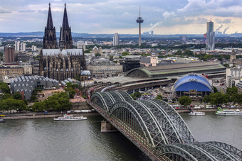 的霍亨索<strong>伦</strong>桥和科隆大教堂的工业和大学城市科隆位于的河莱茵德国