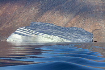 冒险游客附近<strong>冰山</strong>浮动花湾花湾弗朗兹约瑟夫峡湾东部格陵兰岛