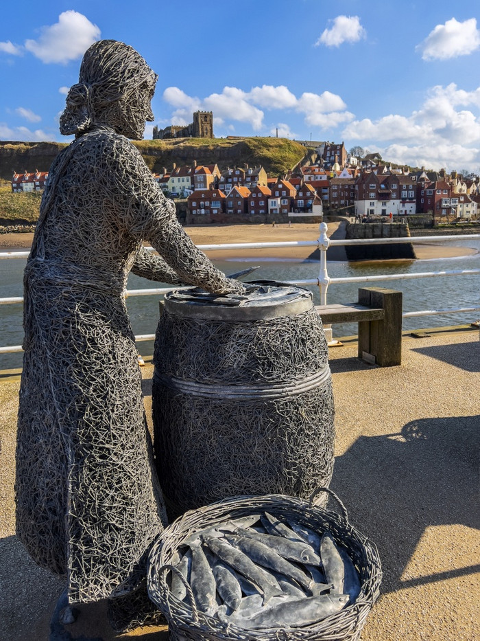 线雕像卖鱼妇的港的港口惠特比的北约克郡海岸的东北英格兰
