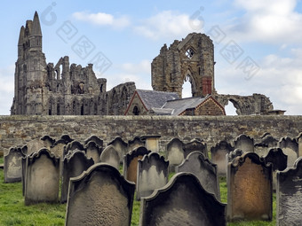 视图的废墟惠特比修道院从的墓地的教堂圣玛丽英国国教的教区教堂的沿海小镇惠特比北约克郡英格兰