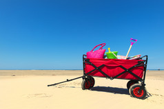 手车与假期行李的海滩