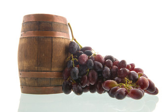 老木酒桶和弹跳红色的葡萄孤立的在白色背景