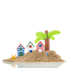 岛与色彩斑斓的手工制作的海滩小屋孤立的在白色背景