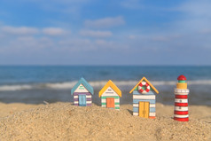 微型木小屋和灯塔的海滩
