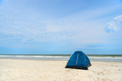 单帐篷为野营避难所的海滩