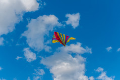 风筝飞行的天空couds的背景