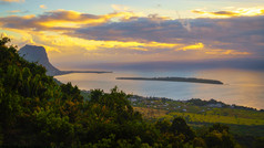 视图从钉子小河流黑角最高峰毛里求斯全景日落早晨伊格诺背景