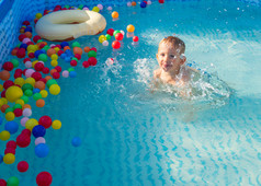 孩子男孩玩小婴儿poolinfant游泳和飞溅快乐婴儿男孩玩与水玩具热夏天一天家庭有有趣的在户外的后院