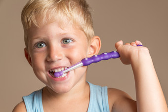 小婴儿男孩与牙刷孩子男孩微笑幸福牙科<strong>卫生</strong>和<strong>健康</strong>为孩子们棕色（的）背景