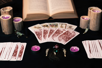 蜡烛和老塔罗牌卡片黑色的丝绸万圣节和《财富》杂志告诉概念神秘的背景与神秘的和魔法对象女巫表格