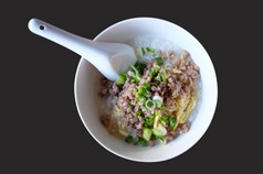 软煮熟的大米与薄猪肉粥