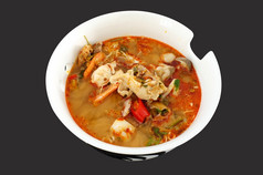 亚洲辣的海鲜面条汤泰国风格即时海鲜面条汤陶瓷碗