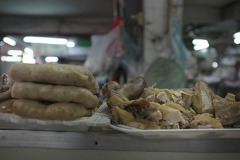 老板烹饪面条与虾和鱼肉球当地的餐厅泰国街食物沙康那空泰国