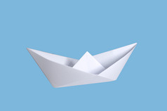 折纸纸船孤立的蓝色的背景