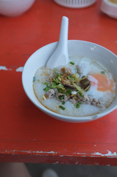 大米汤粥剁碎猪肉和内脏与蛋笑话只餐厅安菲先生Chong呵叻泰国