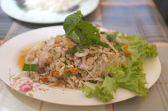 玻璃面条猪肉螺母辣的沙拉百胜住你泰国食物