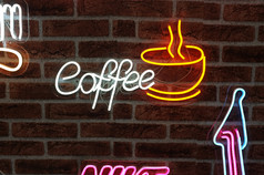 霓虹灯标志背景说咖啡标志挂墙和基斯明亮