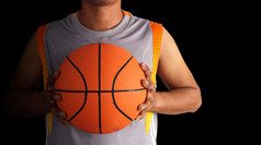 篮球球和篮球球员孤立的黑色的背景特写镜头