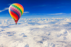 热空气气球在的白色云蓝色的天空