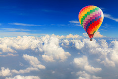 热空气气球在的白色云蓝色的天空